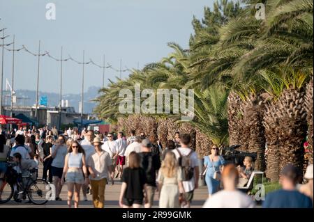 Batumi, Georgia. 24. Juni 2023. Passanten auf der Promenade am Schwarzen Meer. Kredit: Sebastian Kahnert/dpa/Alamy Live News Stockfoto