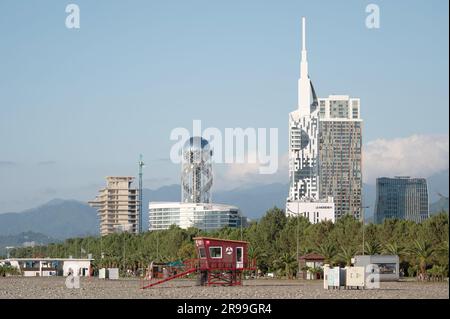 Batumi, Georgia. 24. Juni 2023. Hochhäuser und Hotels an der Schwarzmeerpromenade. Kredit: Sebastian Kahnert/dpa/Alamy Live News Stockfoto