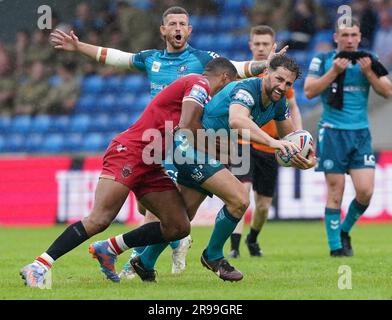 Wigan Warriors' Toby King (rechts) wird während des Spiels der Betfred Super League im AJ Bell Stadium in Salford von Kallum Watkins von Salford Red Devils angegriffen. Foto: Sonntag, 25. Juni 2023. Stockfoto