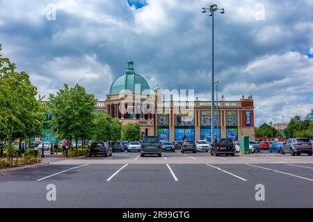 Parkplatz im Trafford Center Manchester mit Kuppeldach hinter dem Hotel Stockfoto