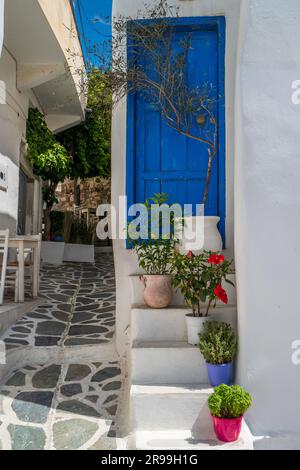 Enge Gassen der traditionellen griechischen Stadt Naxos. Naxos Island, Kykladen, Griechenland Stockfoto