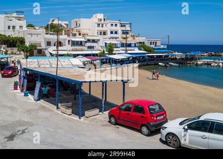 Strandcafe und Strand in Apollonas, einem kleinen Fischerdorf auf Naxos, Griechenland. Stockfoto