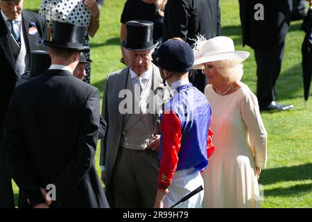 Ascot, Berkshire, Großbritannien. 24. Juni 2023. König Karl III. Und Königin Camilla waren heute im Parade Ring auf der Ascot Rennbahn, um sich ihr Pferd King's Lynn anzusehen. Sie unterhielten sich mit dem Repräsentanten seiner Majestät Sir Francis Brook, ihrem Racing Manager Sir John Warren und Jockey Harry Davies. Kredit: Maureen McLean/Alamy Live News Stockfoto