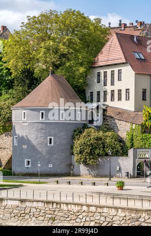 Die Bastion des kreisförmigen Pistolenturms wurde in der Nähe des Flusses Neisse in Gorlitz, Deutschland, an der Grenze zu Polen, zum Wohnviertel Stockfoto