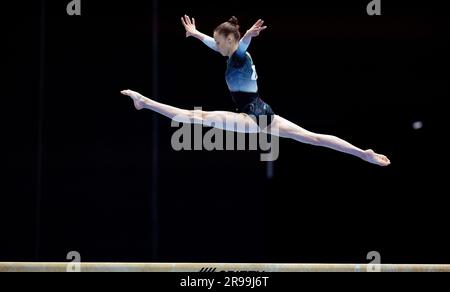 ROTTERDAM - Naomi Visser im Apparat-Finale bei den Nationalen Turnmeisterschaften in Ahoy. ANP IRIS VANDEN BROEK Stockfoto