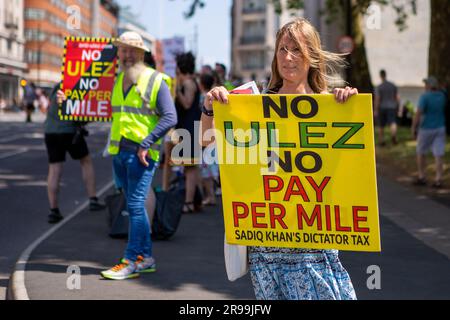 London, Großbritannien. 25. Juni 2023. Aktivisten halten während der Demonstration Plakate, auf denen ihre Meinung zum Ausdruck gebracht wird. Aktivisten versammelten sich in Marble Arch im Zentrum Londons, um gegen die ULEZ-Erweiterung (Ultra Low Emission Zone) des Bürgermeisters von London Sadiq Khan zu protestieren. Kredit: SOPA Images Limited/Alamy Live News Stockfoto