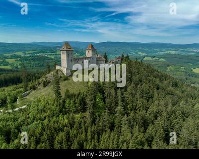 Blick aus der Vogelperspektive auf das Schloss von Kaspersky Hrad oder Karlsberg in Tschechien. Der zentrale Teil der Burg besteht aus zwei Wohntürmen und einem länglichen Palast Stockfoto