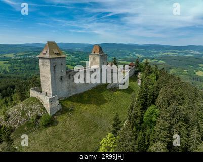 Blick aus der Vogelperspektive auf das Schloss von Kaspersky Hrad oder Karlsberg in Tschechien. Der zentrale Teil der Burg besteht aus zwei Wohntürmen und einem länglichen Palast Stockfoto