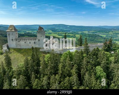 Blick aus der Vogelperspektive auf das Schloss von Kaspersky Hrad oder Karlsberg in Tschechien. Der zentrale Teil der Burg besteht aus zwei Wohntürmen und einem länglichen Palast Stockfoto