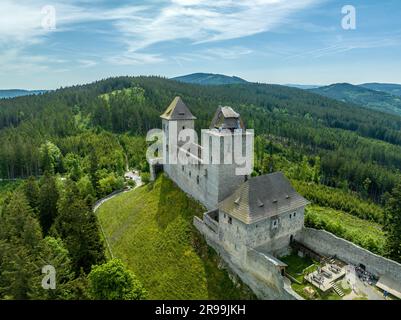 Blick aus der Vogelperspektive auf das Schloss von Kaspersky Hrad oder Karlsberg in Tschechien. Der zentrale Teil der Burg besteht aus zwei Wohntürmen und einem länglichen Palast Stockfoto