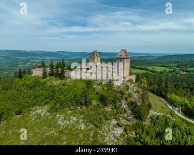 Blick aus der Vogelperspektive auf das Schloss von Kaspersky Hrad oder Karlsberg in Tschechien. Der zentrale Teil der Burg besteht aus zwei Wohntürmen und einem länglichen Palast Stockfoto