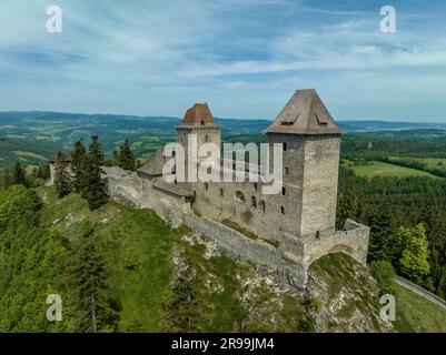 Blick aus der Vogelperspektive auf das Schloss von Kaspersky Hrad oder Karlsberg in Tschechien. Der zentrale Teil der Burg besteht aus zwei Wohntürmen und einem länglichen Palast Stockfoto