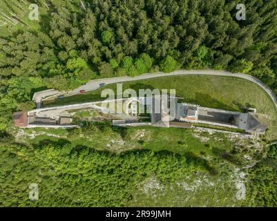 Blick aus der Vogelperspektive auf das Schloss von Kaspersky Hrad oder Karlsberg in Tschechien. Der zentrale Teil der Burg besteht aus zwei Wohntürmen und einem länglichen Palast Stockfoto