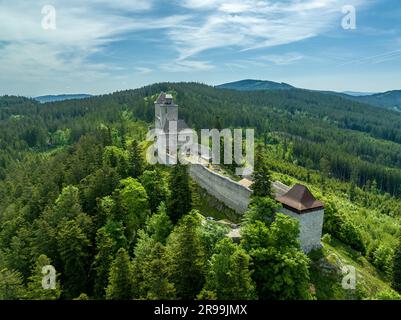 Blick aus der Vogelperspektive auf das Schloss von Kaspersky Hrad oder Karlsberg in Tschechien. Der zentrale Teil der Burg besteht aus zwei Wohntürmen und einem länglichen Palast Stockfoto