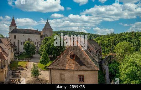 Aus der Vogelperspektive bietet sich die restaurierte mittelalterliche gotische Burg Krivoklat in Mittelböhmen, Tschechien, mit konzentrischer Erhaltung Stockfoto