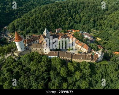 Aus der Vogelperspektive bietet sich die restaurierte mittelalterliche gotische Burg Krivoklat in Mittelböhmen, Tschechien, mit konzentrischer Erhaltung Stockfoto