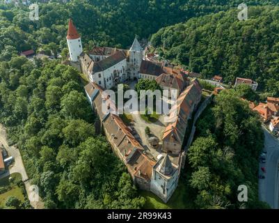 Aus der Vogelperspektive bietet sich die restaurierte mittelalterliche gotische Burg Krivoklat in Mittelböhmen, Tschechien, mit konzentrischer Erhaltung Stockfoto