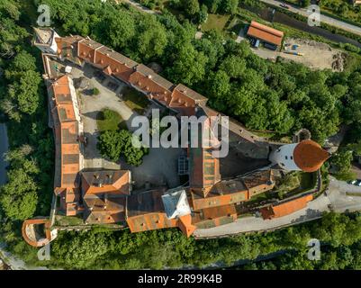 Aus der Vogelperspektive bietet sich die restaurierte mittelalterliche gotische Burg Krivoklat in Mittelböhmen, Tschechien, mit konzentrischer Erhaltung Stockfoto