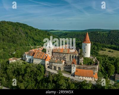 Aus der Vogelperspektive bietet sich die restaurierte mittelalterliche gotische Burg Krivoklat in Mittelböhmen, Tschechien, mit konzentrischer Erhaltung Stockfoto