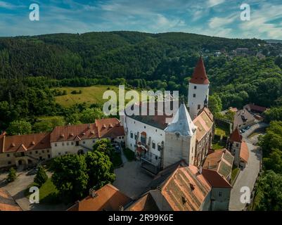 Aus der Vogelperspektive bietet sich die restaurierte mittelalterliche gotische Burg Krivoklat in Mittelböhmen, Tschechien, mit konzentrischer Erhaltung Stockfoto