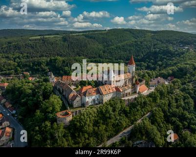 Aus der Vogelperspektive bietet sich die restaurierte mittelalterliche gotische Burg Krivoklat in Mittelböhmen, Tschechien, mit konzentrischer Erhaltung Stockfoto