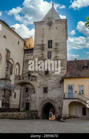 Aus der Vogelperspektive bietet sich die restaurierte mittelalterliche gotische Burg Krivoklat in Mittelböhmen, Tschechien, mit konzentrischer Erhaltung Stockfoto