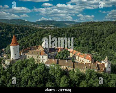 Aus der Vogelperspektive bietet sich die restaurierte mittelalterliche gotische Burg Krivoklat in Mittelböhmen, Tschechien, mit konzentrischer Erhaltung Stockfoto