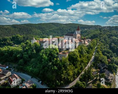 Aus der Vogelperspektive bietet sich die restaurierte mittelalterliche gotische Burg Krivoklat in Mittelböhmen, Tschechien, mit konzentrischer Erhaltung Stockfoto