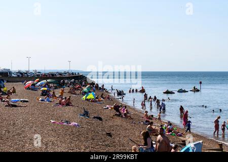 Herne Bay, Kent, Großbritannien - Hitze und sonnige Wetterbedingungen mit Temperaturen über 30C °C (86F °F) während einer Hitzewelle im Juni 2023. Stockfoto