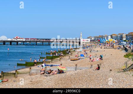 Herne Bay, Kent, Großbritannien - Hitze und sonnige Wetterbedingungen mit Temperaturen über 30C °C (86F °F) während einer Hitzewelle im Juni 2023. Stockfoto