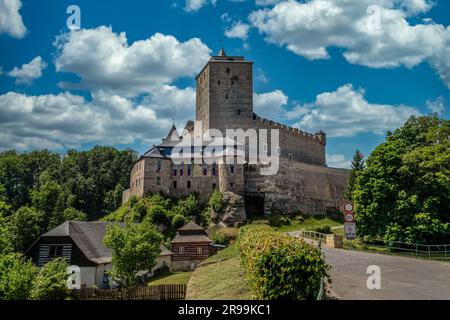 Luftblick auf das Schloss Kost in Libosovice, erbaut im hohen gotischen Stil, weißer Turm, umgeben von 2 konzentrischen Wänden im Böhmischen Paradies Stockfoto