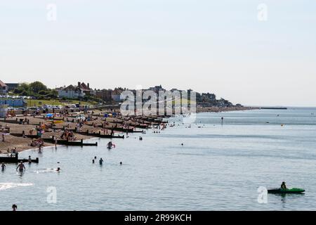 Herne Bay, Kent, Großbritannien - Hitze und sonnige Wetterbedingungen mit Temperaturen über 30C °C (86F °F) während einer Hitzewelle im Juni 2023. Stockfoto