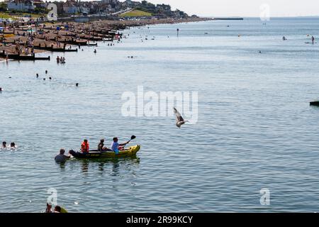 Herne Bay, Kent, Großbritannien - Hitze und sonnige Wetterbedingungen mit Temperaturen über 30C °C (86F °F) während einer Hitzewelle im Juni 2023. Stockfoto