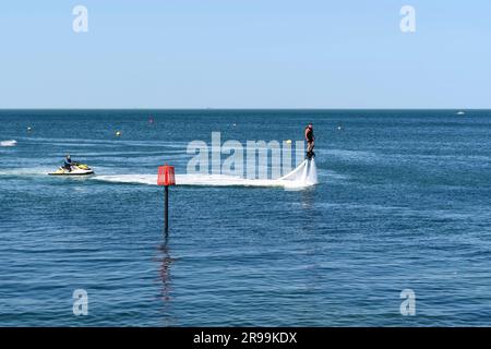 Herne Bay, Kent, Großbritannien - Hitze und sonnige Wetterbedingungen mit Temperaturen über 30C °C (86F °F) während einer Hitzewelle im Juni 2023. Stockfoto