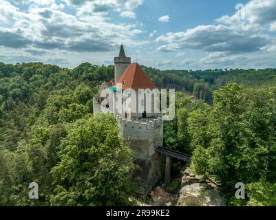 Aus der Vogelperspektive auf die Burg Kokořín Kokorin in Tschechien Neogotische Restauration einer mittelalterlichen Festung auf einem Hügel Stockfoto