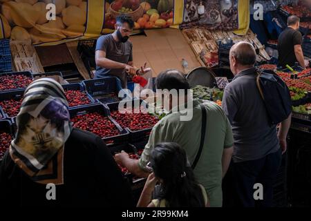 Ankara, Türkei. 24. Juni 2023. Auf dem Ulus-Markt kaufen Leute Gemüse und Obst ein. Der Anstieg des Dollars setzt sich in der Türkei rasch fort, die türkische Lira verliert weiterhin an Wert. Während die Auswirkungen der Wirtschaftskrise in der Türkei anhalten, kaufen Familien der unteren und mittleren Klasse vor Eid al-Adha ein. (Foto: Bilal Seckin/SOPA Images/Sipa USA) Guthaben: SIPA USA/Alamy Live News Stockfoto