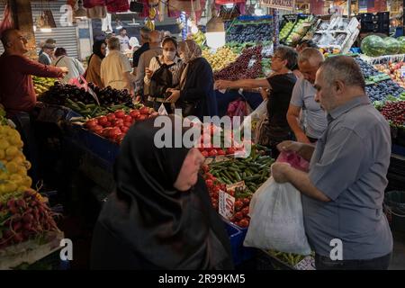Ankara, Türkei. 24. Juni 2023. Auf dem Ulus-Markt kaufen Leute Gemüse und Obst ein. Der Anstieg des Dollars setzt sich in der Türkei rasch fort, die türkische Lira verliert weiterhin an Wert. Während die Auswirkungen der Wirtschaftskrise in der Türkei anhalten, kaufen Familien der unteren und mittleren Klasse vor Eid al-Adha ein. (Foto: Bilal Seckin/SOPA Images/Sipa USA) Guthaben: SIPA USA/Alamy Live News Stockfoto