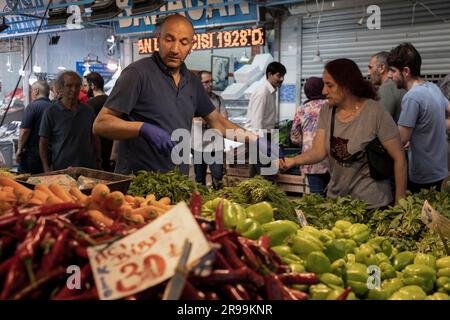 Ankara, Türkei. 24. Juni 2023. Eine Frau kauft Gemüse und Obst auf dem Ulus-Markt ein. Der Anstieg des Dollars setzt sich in der Türkei rasch fort, die türkische Lira verliert weiterhin an Wert. Während die Auswirkungen der Wirtschaftskrise in der Türkei anhalten, kaufen Familien der unteren und mittleren Klasse vor Eid al-Adha ein. (Foto: Bilal Seckin/SOPA Images/Sipa USA) Guthaben: SIPA USA/Alamy Live News Stockfoto