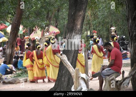 Santiniketan, Westbengalen, Indien. Santali-Tänzer und andere Touristen tanzten auf der lokalen Messe. Stockfoto