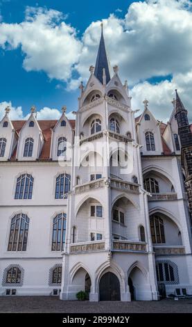 Restaurierte gotische Treppe mit weißen Wänden in Albrechtsburg Meissen Deutschland Stockfoto
