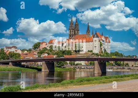 Meissen, Blick auf die Albrechtsburg und die Kuppel mit einer Brücke über die Elbe Stockfoto