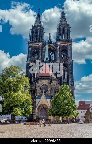 Meissen, Blick auf die Albrechtsburg und die Kuppel mit einer Brücke über die Elbe Stockfoto