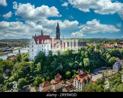 Meissen, Blick auf die Albrechtsburg und die Kuppel mit einer Brücke über die Elbe Stockfoto