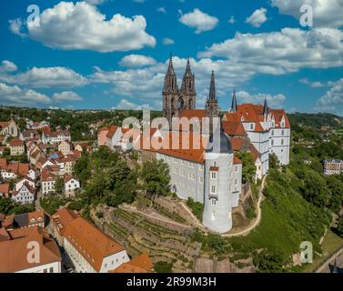 Meissen, Blick auf die Albrechtsburg und die Kuppel mit einer Brücke über die Elbe Stockfoto