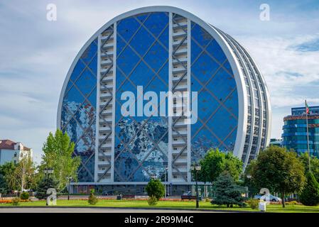GROSNY, RUSSLAND - 14. JUNI 2023: Runder Wolkenkratzer im Zentrum von Grosny. Tschetschenische Republik Stockfoto