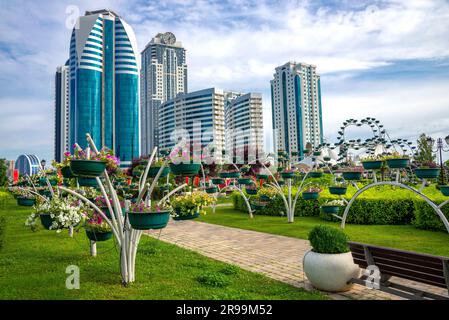 GROSNY, RUSSLAND - 14. JUNI 2023: Blumenpark in der Nähe des Wohnkomplexes Grosny-City. Grosny, Tschetschenien, Russland Stockfoto
