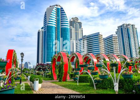 GROSNY, RUSSLAND - 14. JUNI 2023: Blick auf die Gasse im „Blumenpark“. Grosny, Tschetschenische Republik Stockfoto