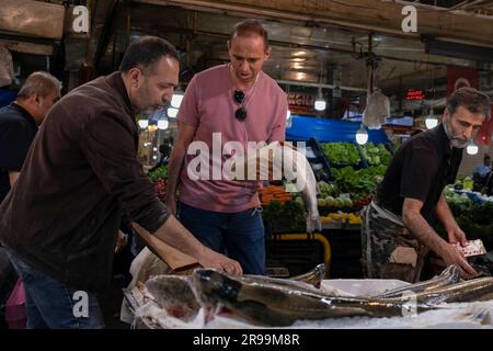 Ankara, Türkei. 24. Juni 2023. Ein Mann, der Fisch auf dem Ulus-Markt kauft. Der Anstieg des Dollars setzt sich in der Türkei rasch fort, die türkische Lira verliert weiterhin an Wert. Während die Auswirkungen der Wirtschaftskrise in der Türkei anhalten, kaufen Familien der unteren und mittleren Klasse vor Eid al-Adha ein. (Kreditbild: © Bilal Seckin/SOPA Images via ZUMA Press Wire) NUR REDAKTIONELLE VERWENDUNG! Nicht für den kommerziellen GEBRAUCH! Stockfoto