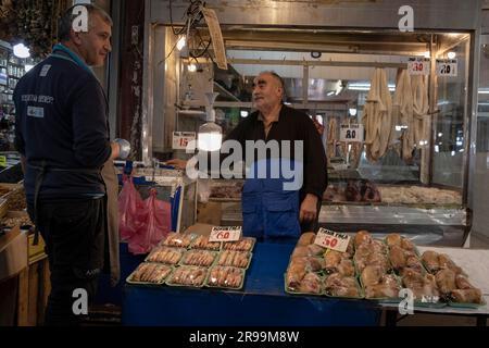 Ankara, Türkei. 24. Juni 2023. Ein Mann, der Innereien verkauft, sah, wie er sich mit einem Kunden auf dem Ulus-Markt unterhielt. Der Anstieg des Dollars setzt sich in der Türkei rasch fort, die türkische Lira verliert weiterhin an Wert. Während die Auswirkungen der Wirtschaftskrise in der Türkei anhalten, kaufen Familien der unteren und mittleren Klasse vor Eid al-Adha ein. (Kreditbild: © Bilal Seckin/SOPA Images via ZUMA Press Wire) NUR REDAKTIONELLE VERWENDUNG! Nicht für den kommerziellen GEBRAUCH! Stockfoto