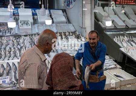 Ankara, Türkei. 24. Juni 2023. Ein Fischverkäufer zeigt den Kunden die Frische des Fisches auf dem Ulus-Markt. Der Anstieg des Dollars setzt sich in der Türkei rasch fort, die türkische Lira verliert weiterhin an Wert. Während die Auswirkungen der Wirtschaftskrise in der Türkei anhalten, kaufen Familien der unteren und mittleren Klasse vor Eid al-Adha ein. (Kreditbild: © Bilal Seckin/SOPA Images via ZUMA Press Wire) NUR REDAKTIONELLE VERWENDUNG! Nicht für den kommerziellen GEBRAUCH! Stockfoto
